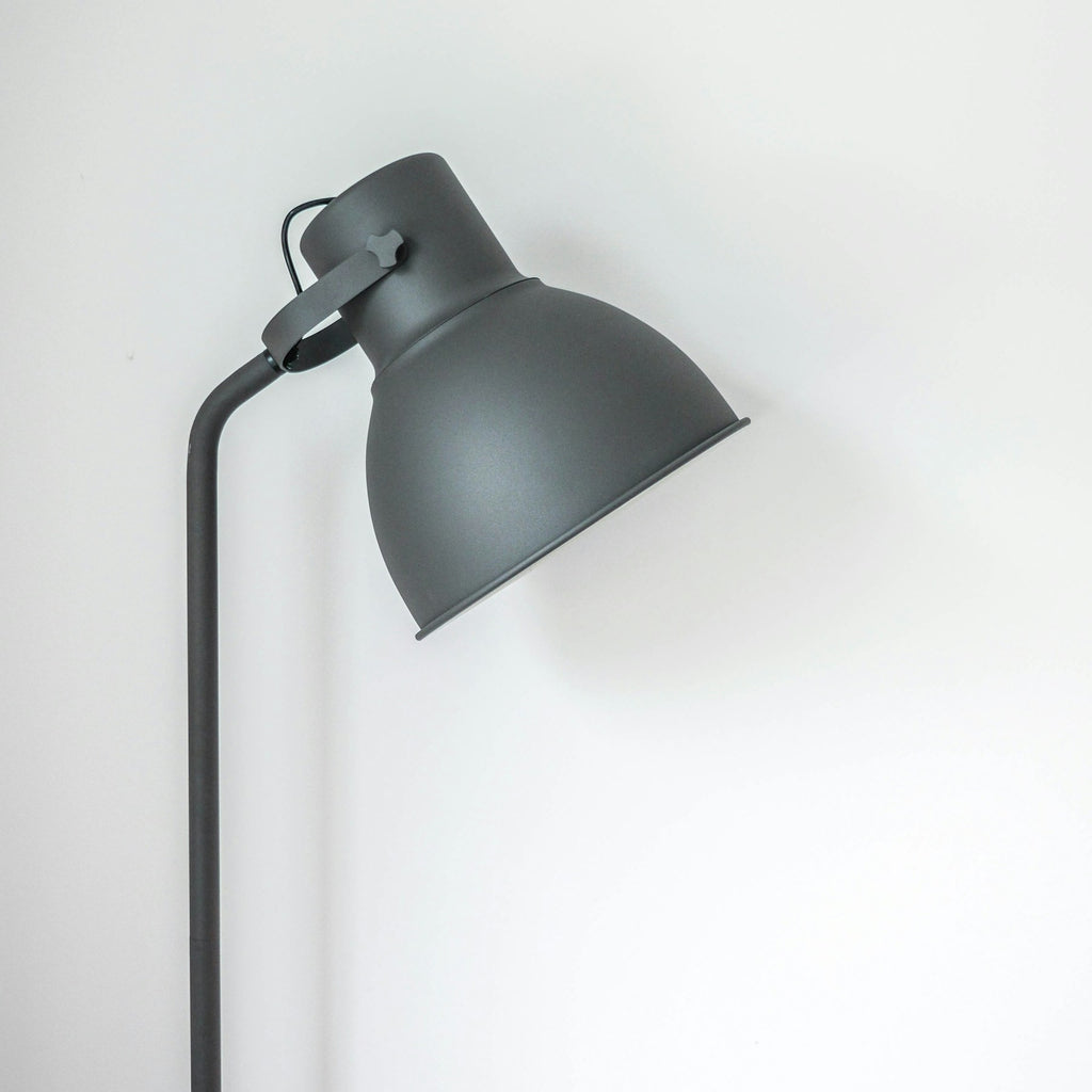 Vela floor lamp with a slim adjustable profile